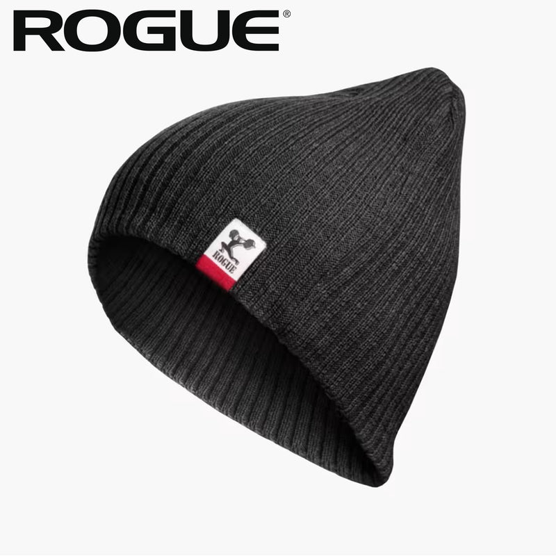 ROGUE ビーニー ブラック リブ編みニット素材の全体を斜め上から捉えたシルエットとフロントタグのロゴディテール