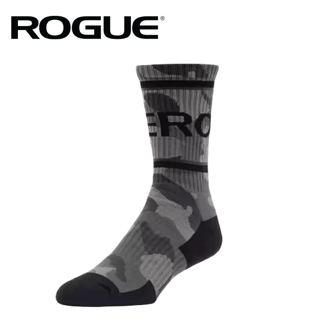 ROGUE ソックス グレーカモを斜め前方から捉えた足首丈デザインで迷彩柄と履き口リブ、ヒール補強が分かる全体構造