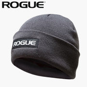 ROGUE ビーニー グレー フロント折り返し部分のROGUEロゴパッチを正面寄りから強調した着用時イメージ