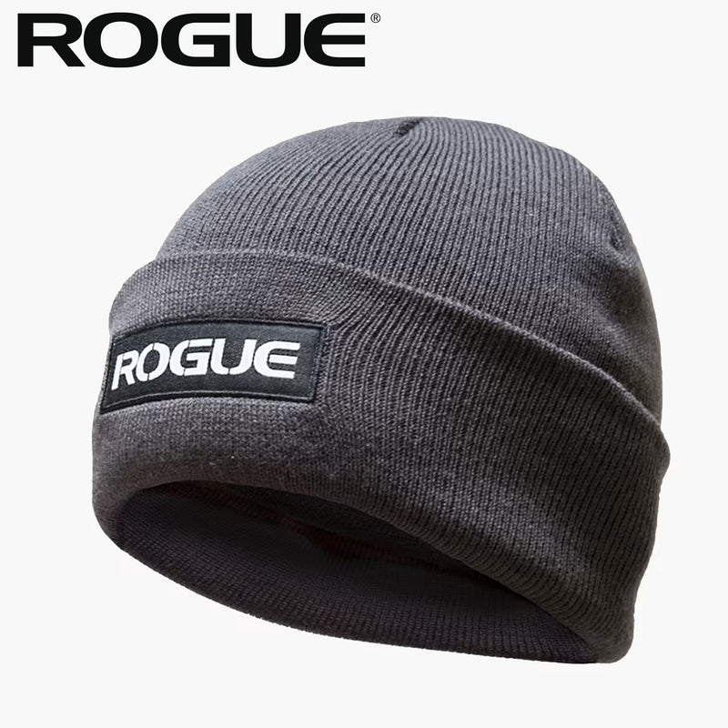 ROGUE ビーニー グレー フロント折り返し部分のROGUEロゴパッチを正面寄りから強調した着用時イメージ