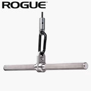 シルバーカラーのROGUE ステンレス ストレート ラットバー ケーブルアタッチメントのブランド識別として配置されたROGUEロゴを正面視点で強調したビジュアル