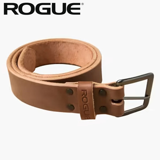 ROGUE レザーベルト ブラウン、斜め前方から巻いた状態で全体を捉えた構図、厚みのあるレザーストラップとブラックメタルバックル、ROGUE刻印ベルトループが分かるデザイン