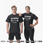 ELEIKO 1957 Tシャツ ユニセックス ブラック 男女モデル正面立ち姿でロゴとバーベルプリントを強調した全身コーディネート