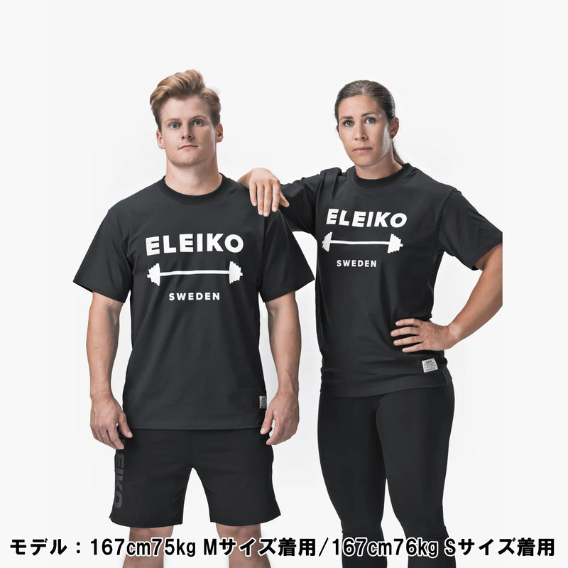 ELEIKO 1957 Tシャツ ユニセックス ブラック 男女モデル正面立ち姿でロゴとバーベルプリントを強調した全身コーディネート