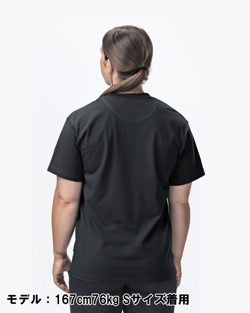 ELEIKO 1957 Tシャツ ユニセックス ブラック 背面全体を真後ろから捉えたシルエットと生地感が分かるバックスタイル
