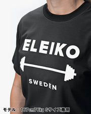 ELEIKO 1957 Tシャツ ユニセックス ブラック 胸元を斜め前から拡大しELEIKOロゴとバーベルプリントの質感を強調したディテール