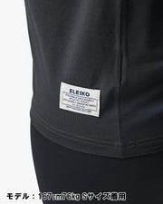 ELEIKO 1957 Tシャツ ユニセックス ブラック 裾タグ部分をクローズアップしブランドネームと縫製ディテールを確認できる構図