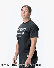 ELEIKO 1957 Tシャツ ユニセックス ブラック 女性モデルを横から捉えた側面視点でフィット感とシルエットが分かる着用スタイル