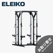 ELEIKO プレステララック ブラックとステンレスのダブルハーフラック。斜め前方から見た全体構造で、シルバーの支柱、ブラックのフレーム、左右のセーフティアーム、プレート収納ホルダーを備えた2面式トレーニングラック。