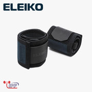 ELEIKO PLリストラップ ミディアム IPF公認品 ストロングブルー やや上方からの斜め視点で巻いた状態の厚みとベルクロ固定部・サムループの構造が分かる構図