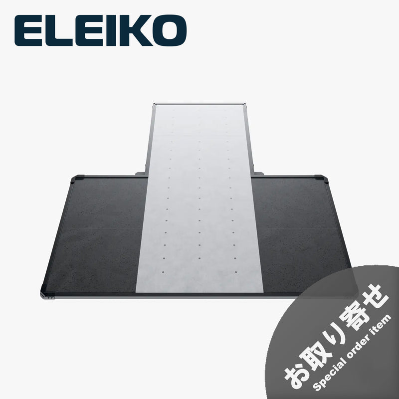 ELEIKO ラックプラットフォーム ブラック。正面上方から見た全体構造。中央にホワイトのリフティングエリア、左右にブラックのラバーマットを配置し、ラック設置に対応したフリーウェイトトレーニング用プラットフォーム。
