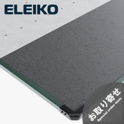 ELEIKO ラックプラットフォーム ファーグリーン。斜め上方から見た外周フレームとコーナー部分。グリーンの金属製フレーム、ブラックのコーナーパーツ、グレーのラバーマット表面を備えたウェイトリフティング用プラットフォーム。