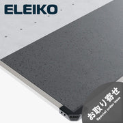 ELEIKO ラックプラットフォーム ライトアイボリー。斜め上方から見た外周フレームと角部分の拡大。ライトアイボリーの金属製フレームとブラックのコーナーパーツ、グレーのラバーマットの接合部分を確認できる構造。
