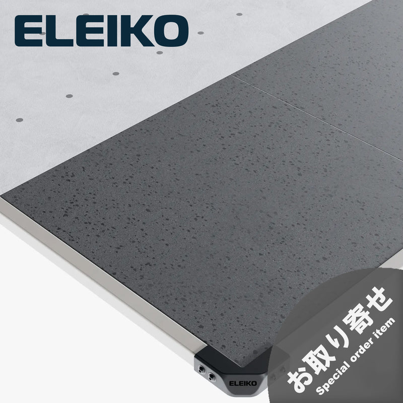 ELEIKO ラックプラットフォーム ライトアイボリー。斜め上方から見た外周フレームと角部分の拡大。ライトアイボリーの金属製フレームとブラックのコーナーパーツ、グレーのラバーマットの接合部分を確認できる構造。