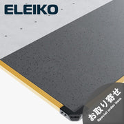 ELEIKO ラックプラットフォーム シグナルイエロー。斜め上方から見たフレームの角部分。鮮やかなイエローの外周フレームとブラックのコーナーパーツ、グレーのラバーマットを組み合わせたトレーニング用プラットフォーム。