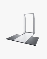 ELEIKO ラックプラットフォーム シグナルイエロー。斜め上方から見たフレームの角部分。鮮やかなイエローの外周フレームとブラックのコーナーパーツ、グレーのラバーマットを組み合わせたトレーニング用プラットフォーム。
