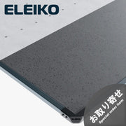 ELEIKO ラックプラットフォーム ストロングブルー。斜め上方から見た外周フレームとコーナー部分。ダークブルーの金属製フレーム、ブラックのコーナーパーツ、グレーのラバーマットを備えたフリーウェイト用プラットフォーム。