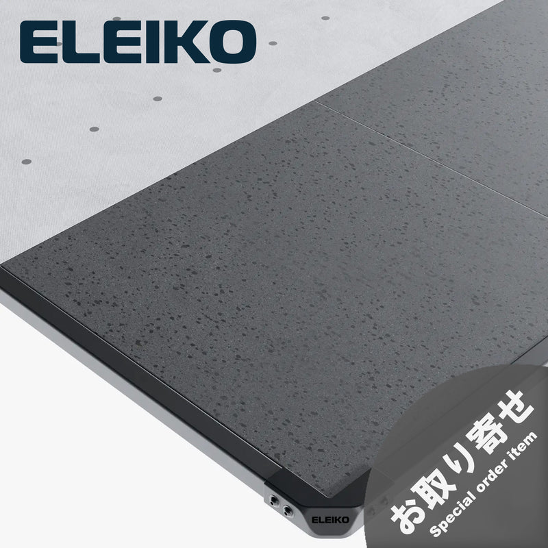 ELEIKO ラックプラットフォーム ホワイト。斜め上方から見たブラックの外周フレームとコーナー部分。グレーのラバーマットとブラックのコーナーパーツを備え、奥側にホワイトのリフティングエリアが見える構造。
