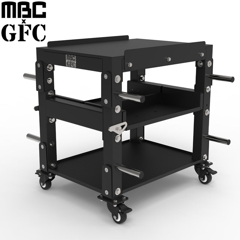 MBC×GFC ダンベルスタンドPRO ブラック、キャスター付きフレームと3段収納棚、プレートホルダーを備えたスタンドを斜め前方から捉えた3/4アングルの全体構造