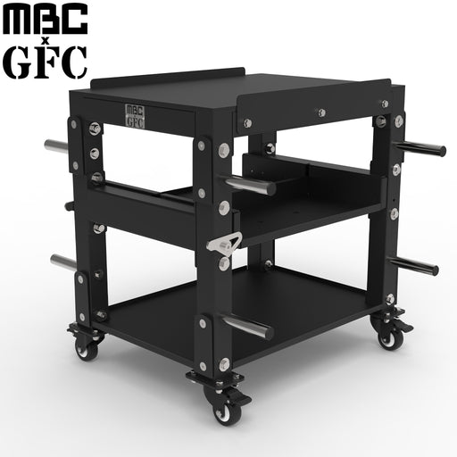MBC×GFC ダンベルスタンドPRO ブラック、キャスター付きフレームと3段収納棚、プレートホルダーを備えたスタンドを斜め前方から捉えた3/4アングルの全体構造