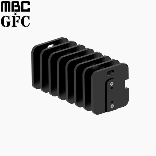 MBC×GFC デュアルアジャスタブルダンベル レギュラープレート2.5Kg×8 ブラック、8枚のスチールプレートを斜め前方から捉えた3/4アングル、角丸形状と中央取付穴、重ねたプレート構造が分かる配置