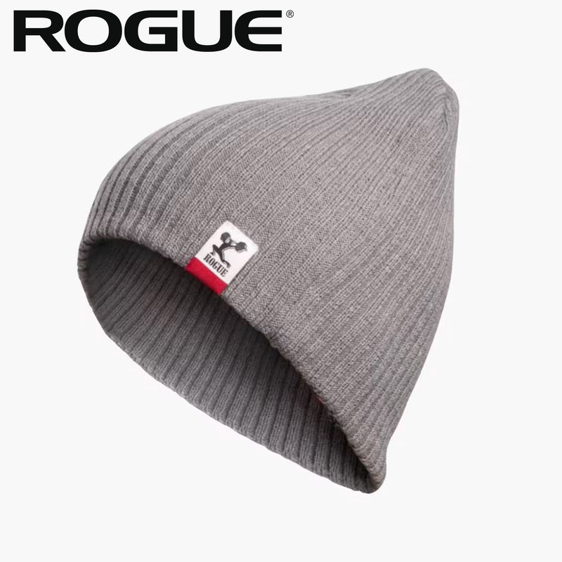 ROGUE ビーニー グレー リブ編みニットの質感と折り返し部分のタグを斜め横から確認できる全体フォルム