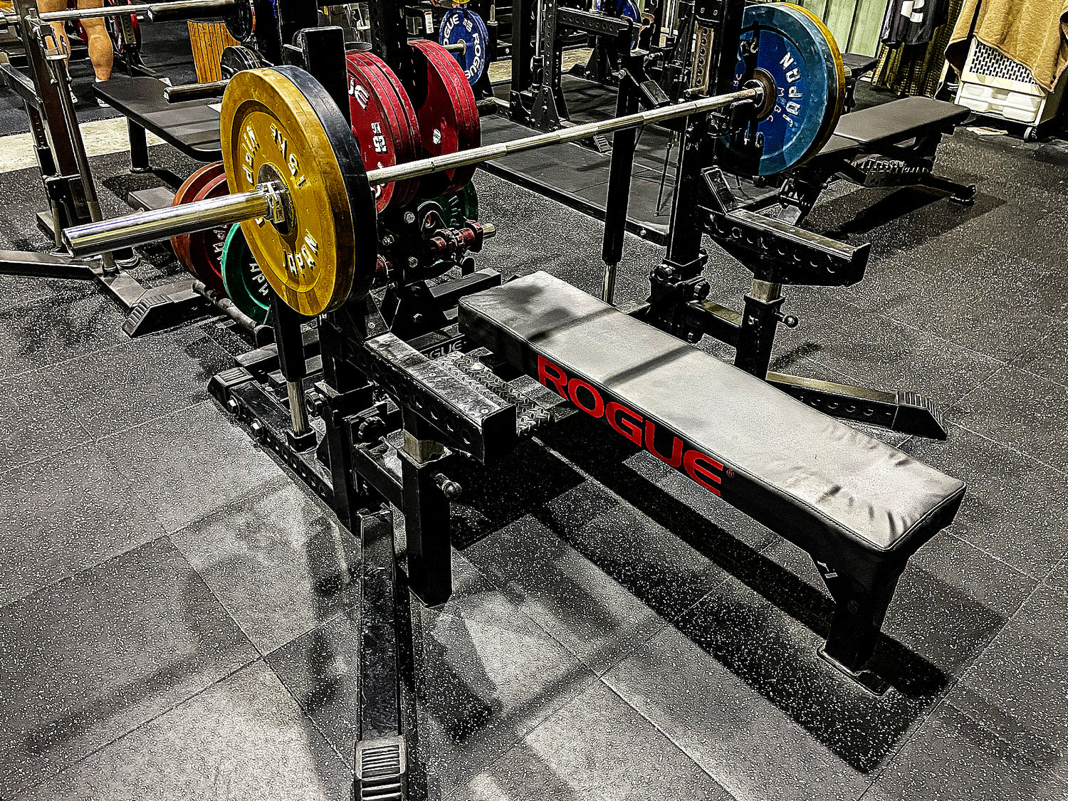 ROGUEコンペティションコンボラックと校正プレートを設置したMBC POWER GYMのベンチプレストレーニング環境