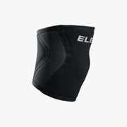 ELEIKO WL ニースリーブ IPF公認品 ブラックを側面から捉えた構図。膝の曲線に沿った立体パネル構造と補強ステッチ、厚手ネオプレン素材のサポート形状が分かるニースリーブ