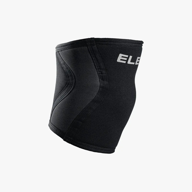 ELEIKO WL ニースリーブ IPF公認品 ブラックを側面から捉えた構図。膝の曲線に沿った立体パネル構造と補強ステッチ、厚手ネオプレン素材のサポート形状が分かるニースリーブ
