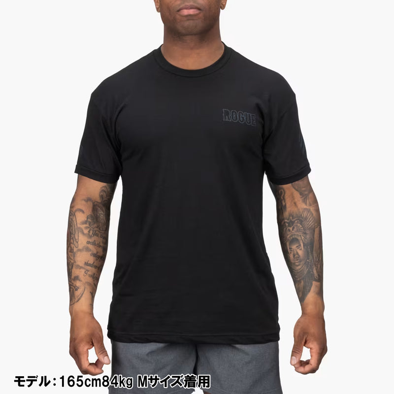 ROGUE インターナショナル Tシャツ ブラック 男性モデル着用の正面ビューで胸ロゴと肩周りのフィット感を確認できる着用イメージ