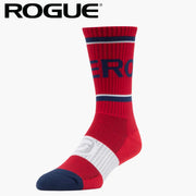 ROGUE ソックス レッドネイビーを斜め前方から捉えたミドル丈デザインで配色切替とロゴ配置、つま先補強が分かる仕様