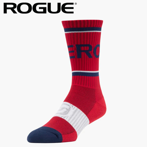 ROGUE ソックス レッドネイビーを斜め前方から捉えたミドル丈デザインで配色切替とロゴ配置、つま先補強が分かる仕様