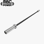 MBC テクニックバー 10kg ブラックシャフト×クロムスリーブを斜め上から捉えた全体ビュー、ローレット加工とスナップリング式スリーブ構造が分かる構図