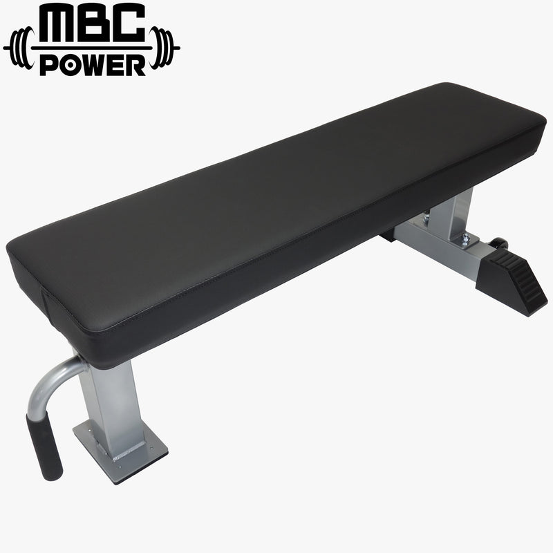 MBC コンペティションフラットベンチ シルバーグレーを斜め上から捉えた全体構図。ブラックパッドと落ち着いたグレーフレームの配色、競技向けに設計された安定感のある脚部構造が確認できる外観