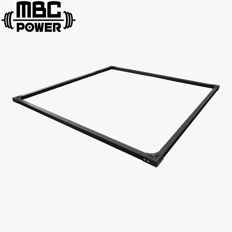 MBC プラットフォーム ブラック フレームを低めの斜め角度から撮影、奥行きとフレーム厚み、直線的な構造が強調された視点