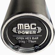MBC オープンヘックスバー ブラックのスリーブエンドキャップを正面接写で撮影、ロゴ刻印と31kg・179cm表記、金属縁の仕上げが確認できる構図