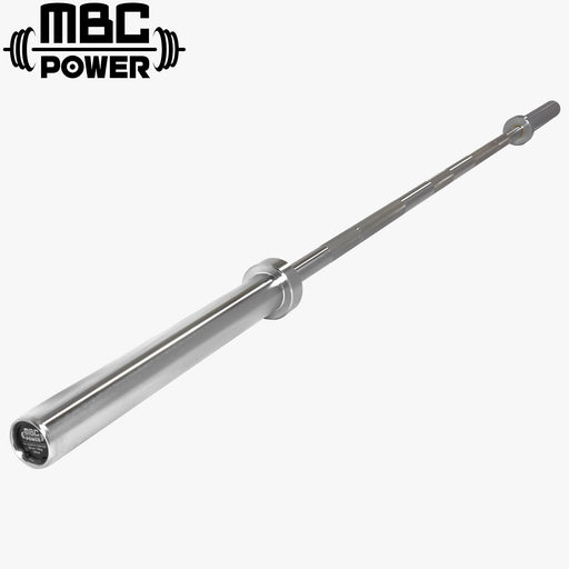MBC パワーバー ステンレスシャフト/クロムスリーブを斜め俯瞰で捉えた全体像。ステンレスの銀色シャフトとクロムスリーブの質感差が分かるバーベル本体。