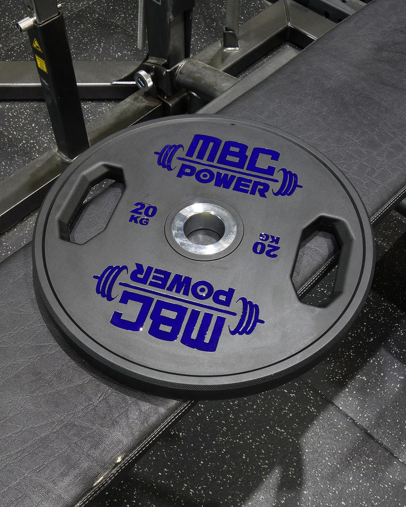MBC ウレタングリッププレート ブルー 20kgをベンチ上に置いたやや俯瞰の角度、中央穴とグリップ形状が確認できる構図