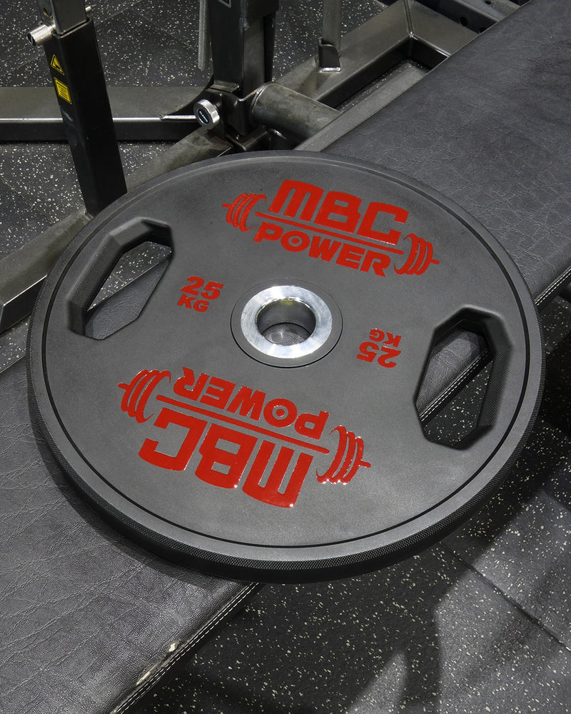MBC ウレタングリッププレート レッド 25kgをベンチ上に配置した俯瞰視点、重量表記とロゴが明確に見える構図