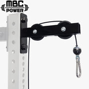 MBC オリジナルラック DIY用カスタムパーツ類 ブラックのプーリーアタッチメントを支柱上部に装着した斜め前方視点、ダブルプーリーとケーブル取り回し構造が分かる構成