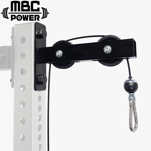 MBC オリジナルラック DIY用カスタムパーツ類 ブラックのプーリーアタッチメントを支柱上部に装着した斜め前方視点、ダブルプーリーとケーブル取り回し構造が分かる構成