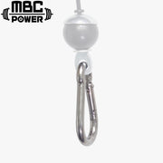 MBC オリジナルラック DIY用カスタムパーツ類 シルバーステンレスカラビナを正面寄りのクローズアップで捉えた構図、ゲート形状と接続部ディテールが分かる接写