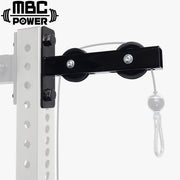 MBC オリジナルラック DIY用カスタムパーツ類 ブラックのプーリーアタッチメントを側面寄りの斜め視点で設置、シングルケーブルの通し方とホイール配置が分かる構成