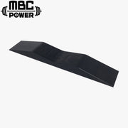 MBC 樹脂製デッドウェッジ（マグネット収納） ブラック 斜め前方から撮影した立体視点、厚みのある形状とMBCロゴ刻印、先端の傾斜構造が確認できる構図