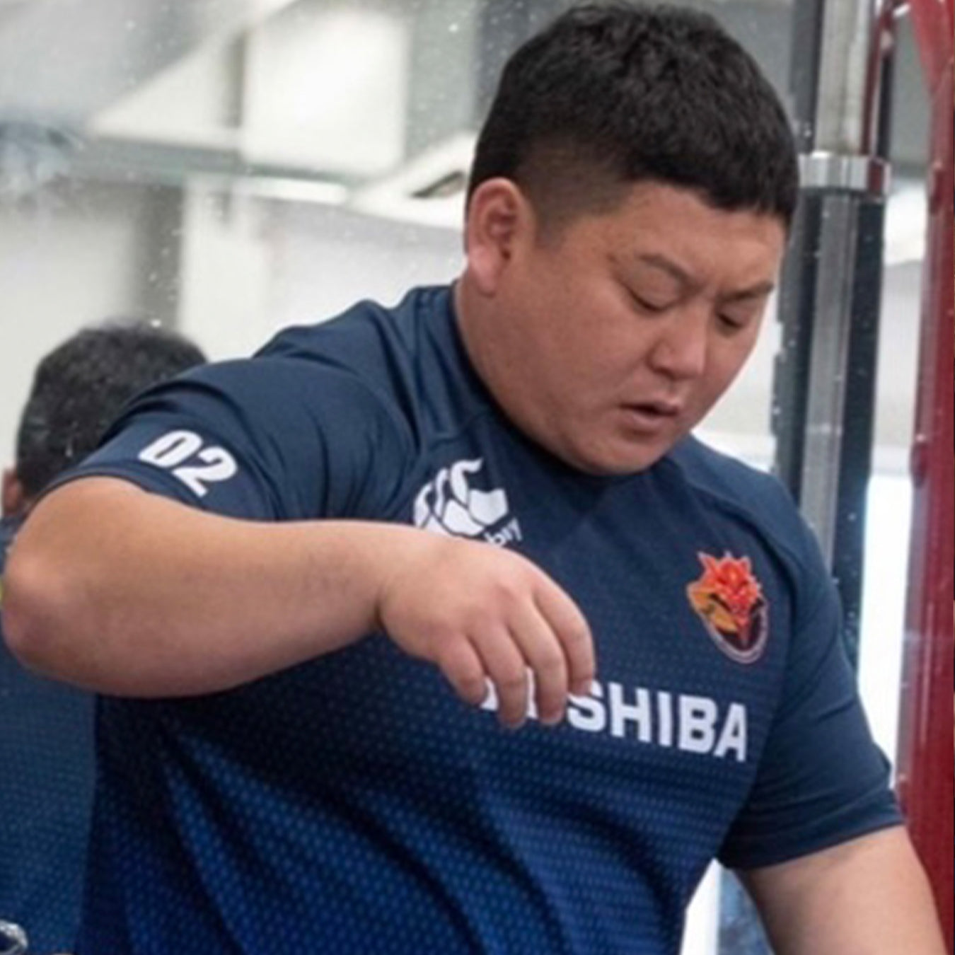 木下進人オンラインパーソナル 青色ウェアのトレーナーを胸元から顔までクローズアップした正面寄りの視点で集中した表情が分かるカット