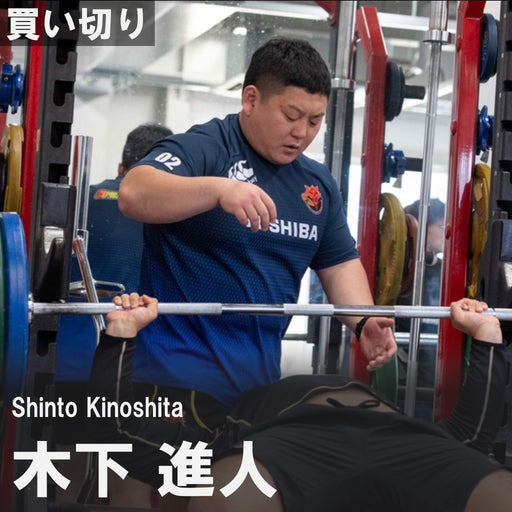 木下進人オンラインパーソナル 青色ウェアの木下コーチがラック横で指導する様子を正面から捉えた構図で動作とサポートが分かる描写