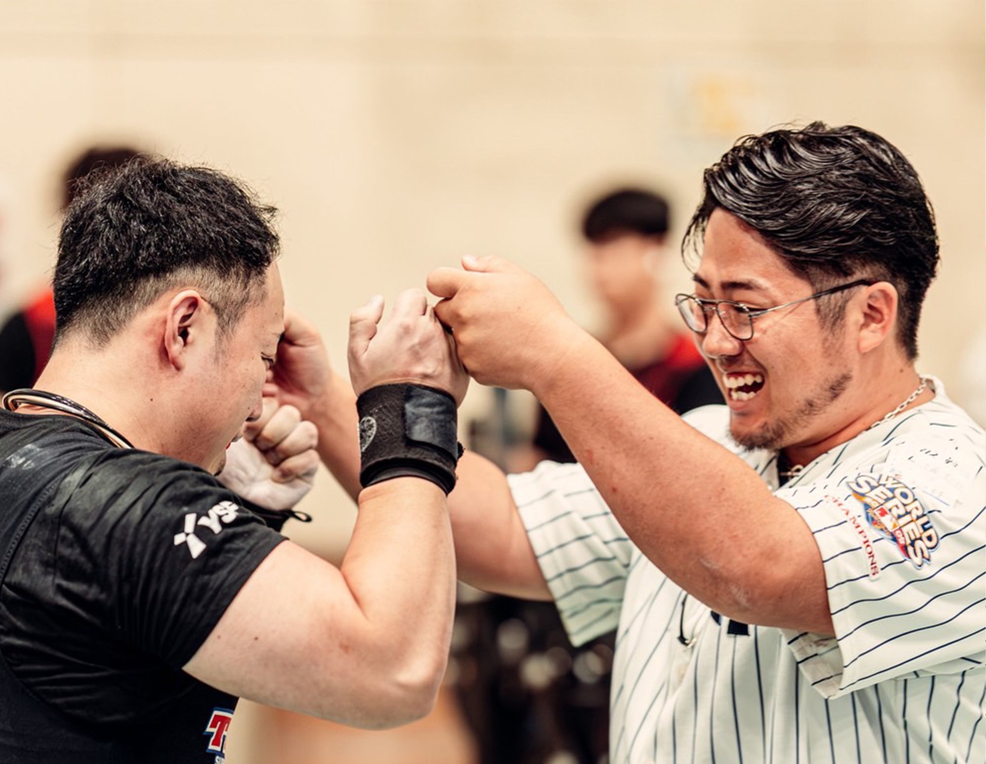 中澤 悠人オンラインパーソナル 白色ジャケットのトレーナーが横から指導する様子を背面寄りで捉え背中と腕の動きが分かる構図