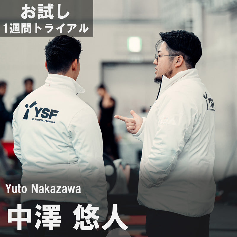 中澤悠人オンラインパーソナル 白色ジャケットを着た中澤コーチがクライアントと会話する様子を横から捉えた構図で現場でのコーチングシーンが分かる描写