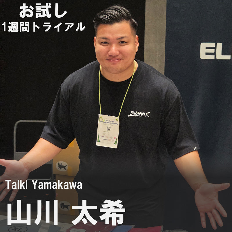 山川太希オンラインパーソナル 展示会場で両手を広げた立ち姿を正面から捉えた構図で親しみやすい表情が分かる描写