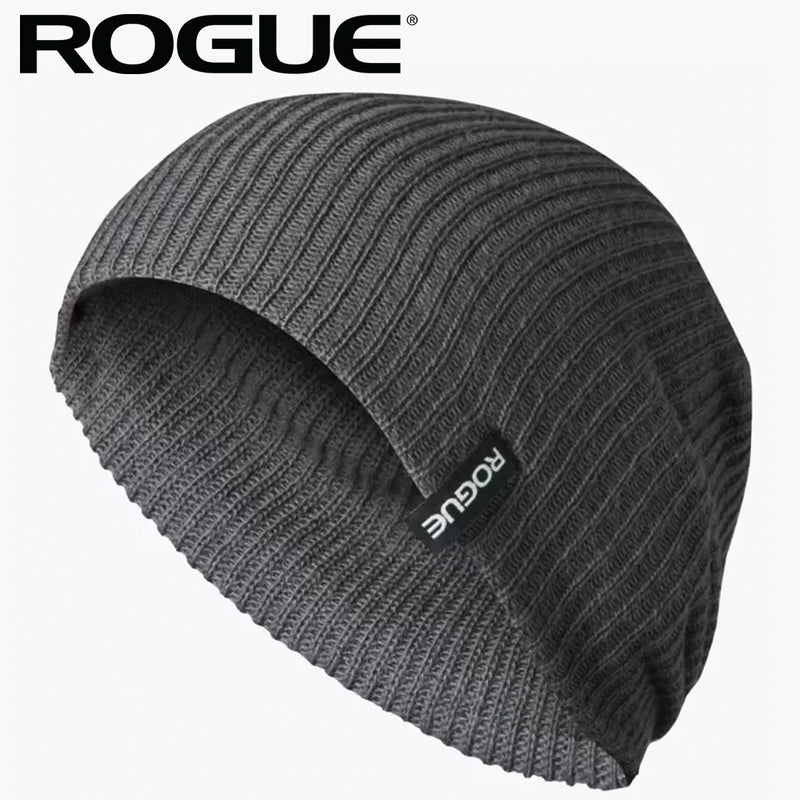 ROGUE ビーニー チャコールグレー リブ編みニットのトップ形状とサイドタグ位置を斜め上から確認できるデザイン